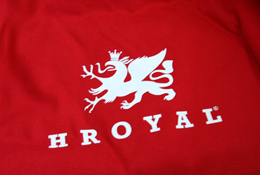 13 | Hier die vierte limitierte Staffel der Classic-Shirts. Auf der Brust befindet sich das HROYAL-Logo auf auf dem rechten Ärmel N°4.