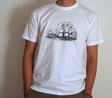 8 | HROYAL SAILORS CLUB T-Shirt mit Segelschiffmotiv auf der Brust. Weißes Shirt mit grauem Print.